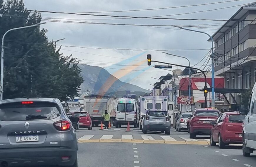 Un turista murió en pleno centro de Ushuaia mientras caminaba