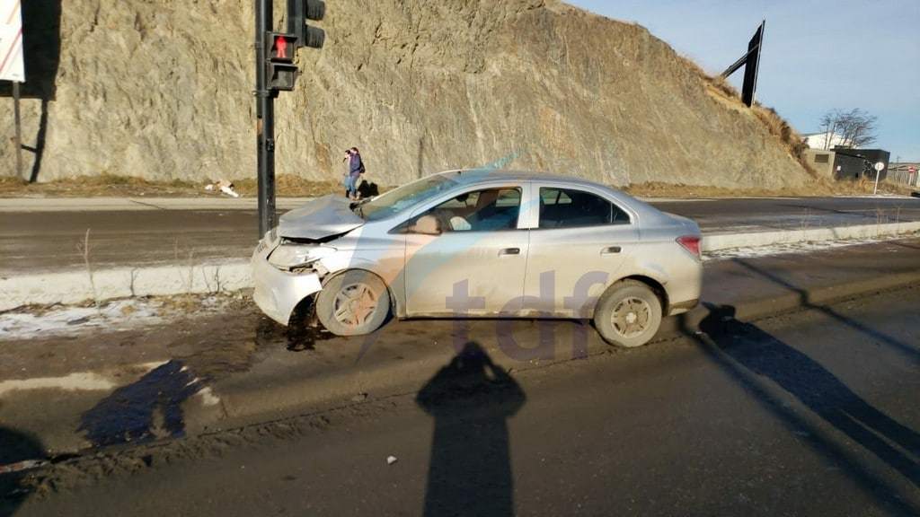 Conductora se estrelló contra un semáforo en la Perito Moreno de Ushuaia