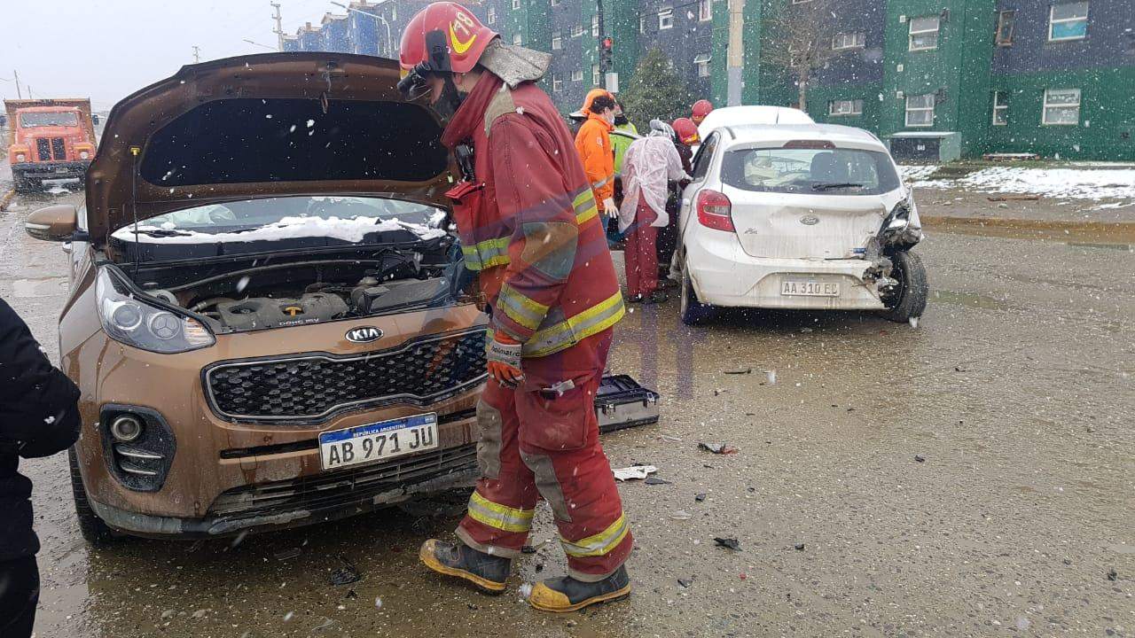 Violento choque en Ushuaia deja a dos personas con lesiones