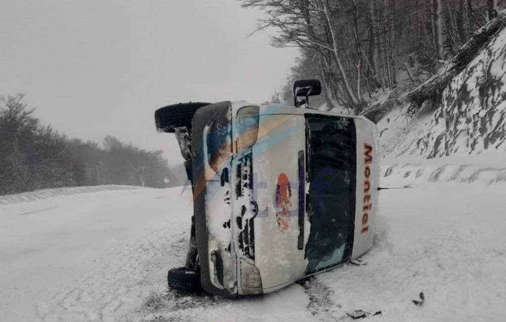 Una combi de pasajeros volcó en la nevada ruta 3