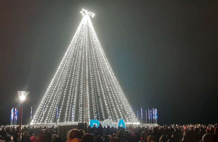 La gente desbordó la convocatoria al encendido del árbol navideño en Río Grande, que fue una verdadera fiesta popular
