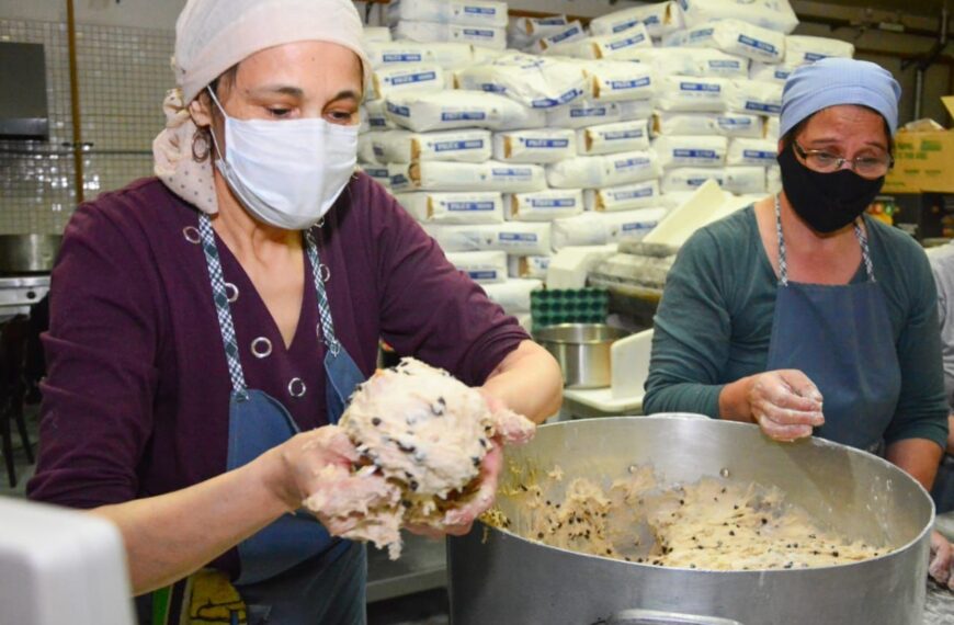 La Municipalidad de Ushuaia elabora 2200 pan dulces para acompañar la mesa navideña