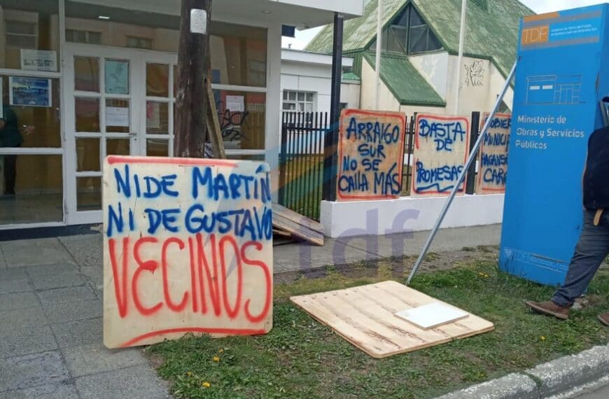 Vecinos que reclaman por obra de cloacas y agua se manifestaron en el ministerio de Obras Públicas