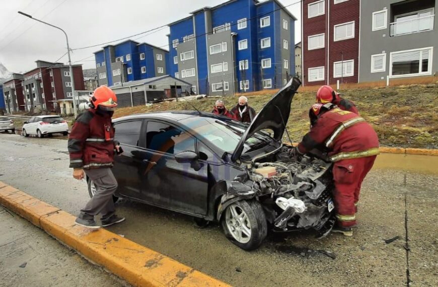 Accidente de tránsito con heridos en el ingreso al Barrio Malvinas en Ushuaia
