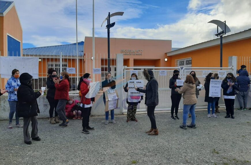 Protesta en la Escuela 7: Piden que el gimnasio deje de funcionar como centro de hisopados para volver a las clases