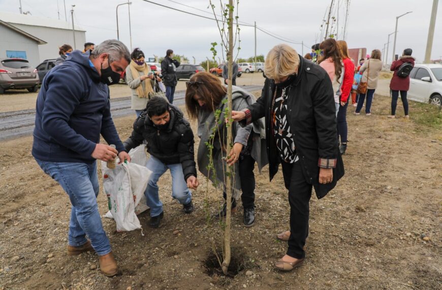 Municipio y centro de jubilados iniciaron el plantado de 100 árboles en homenaje al aniversario de la ciudad
