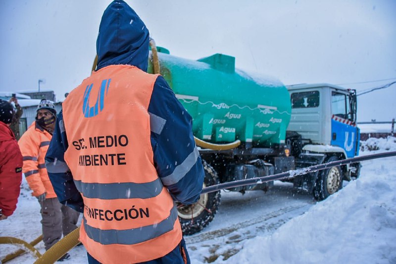 Temporal en Ushuaia: El Municipio provee agua potable y leña a vecinos de distintos barrios de la capital fueguina