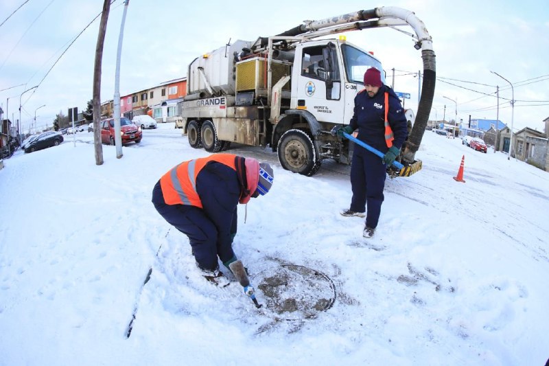 Trabajadores de Obras Sanitarias municipal están recibiendo actualmente la primera dosis de la vacuna contra el Covid-19