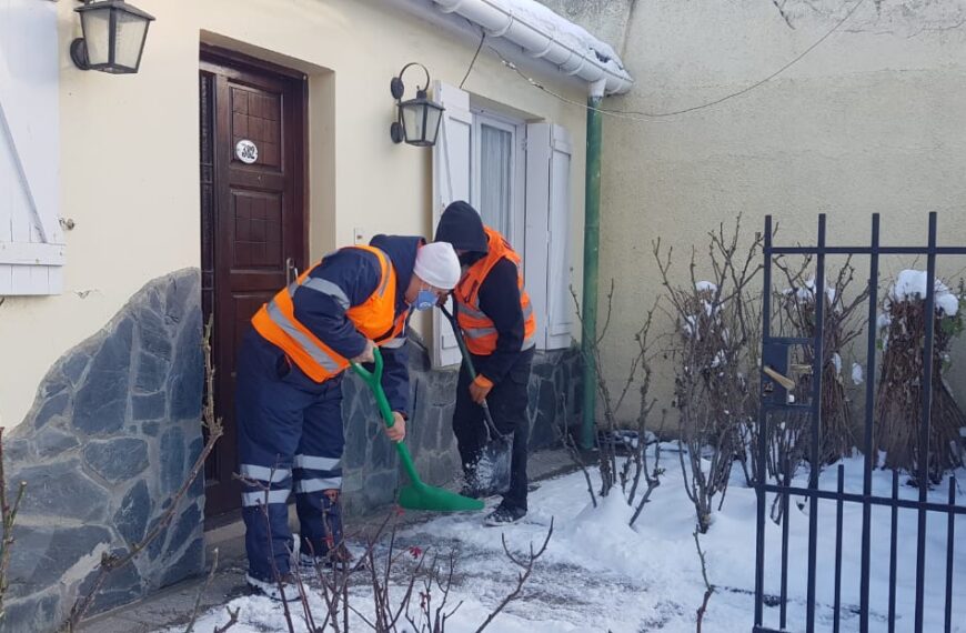 Tras la intensa nevada en Ushuaia, el municipio limpia accesos en domicilios de adultos mayores