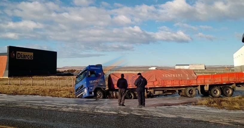 Camión despistó y terminó en una zanja debido al estado resbaladizo de la calzada