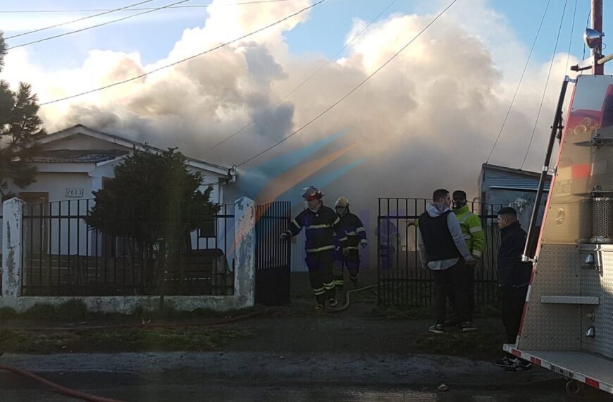 Una vivienda ardió en calle Sarmiento y el fuego se propagó a otra