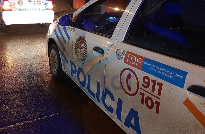 Dos hombres fueron aprehendidos tras golpear y robarle a un sujeto en la vía pública