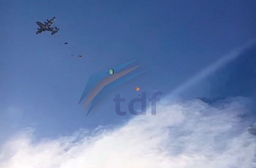 La Fuerza Aérea Argentina realiza lanzamientos de paracaidistas en Tierra Mayor