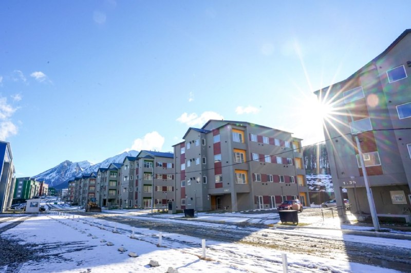 Las primeras 32 familias de Ushuaia firmaron sus boletos de compraventa para las viviendas del Procrear