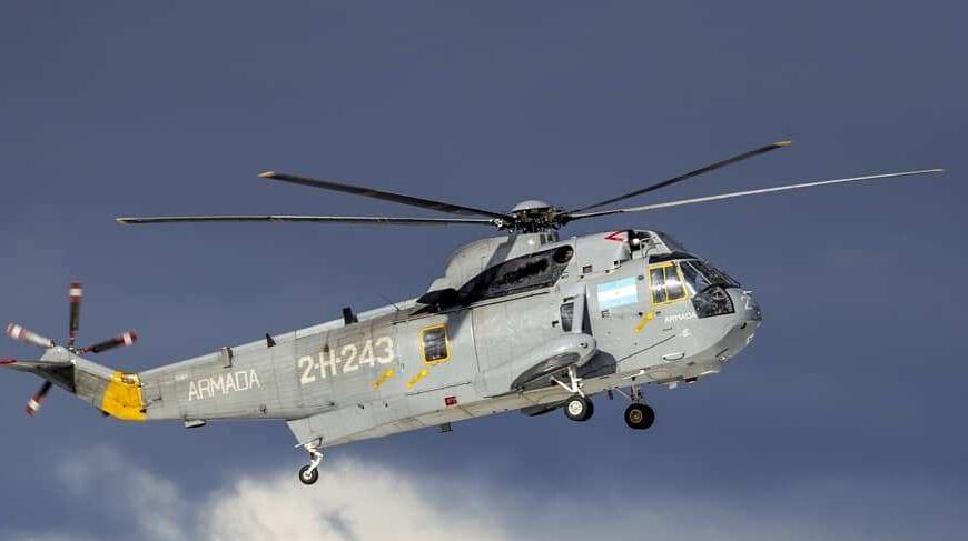 El helicóptero Sea King sobrevuela la ciudad de Río Grande