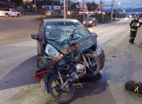 Dos motociclistas al hospital en una tarde accidentada en Ushuaia