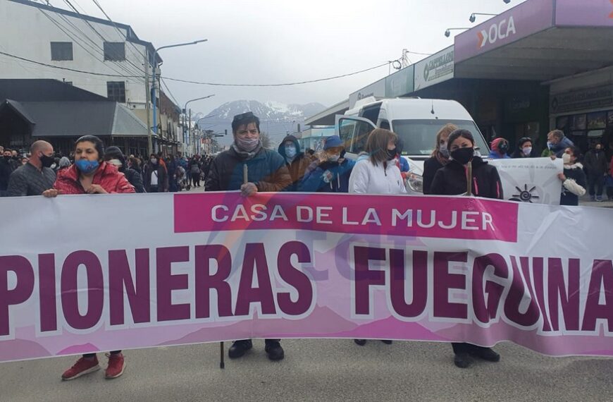 Polémica por la “Casa Presidenta Cristina” tuvo reclamo en el desfile e incidente en un local partidario