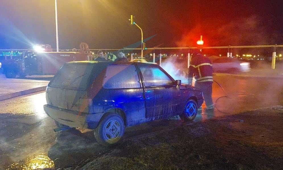 Un auto se incendió en plena Avenida San Martín