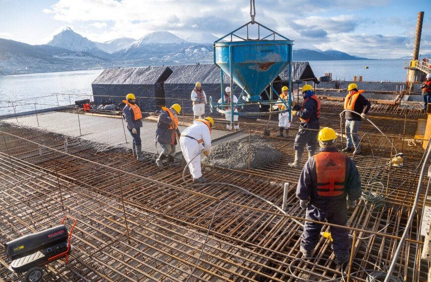 Avanza la obra de ampliación del muelle comercial del Puerto de Ushuaia