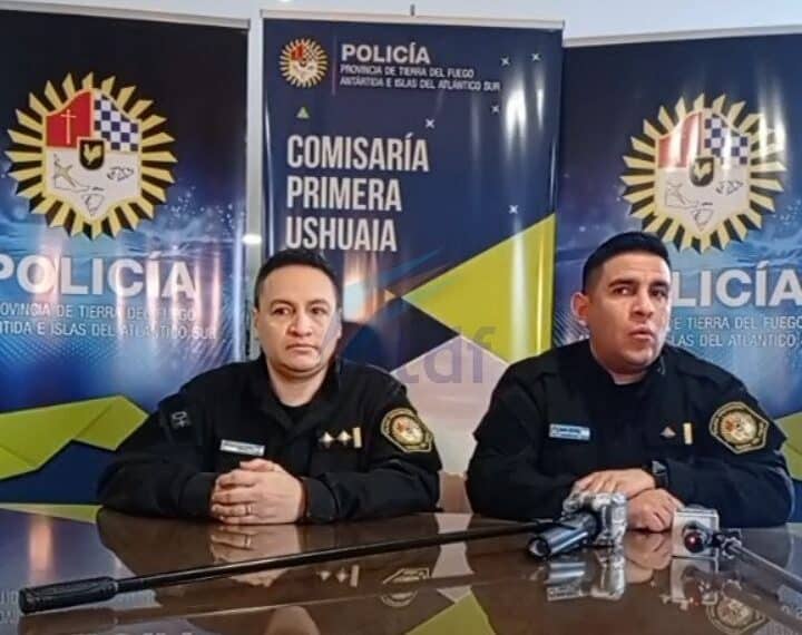 Personal policial de Ushuaia brindó una conferencia de prensa ante una sucesión de hechos delictivos cometidos por un hombre que llegó desde Rosario