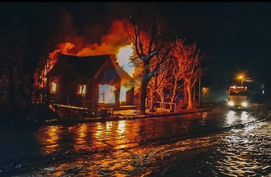 Dos inquilinos con quemaduras tras el incendio total de una vivienda en Ushuaia