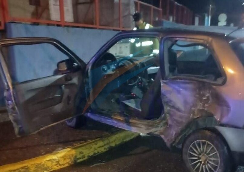 Conductor en coma tras chocar dos autos estacionados en Ushuaia
