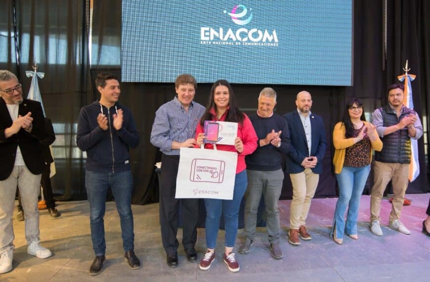 El Gobernador Melella acompaño al Enacom en la entrega de 2000 tablets a jóvenes y adultos de la provincia