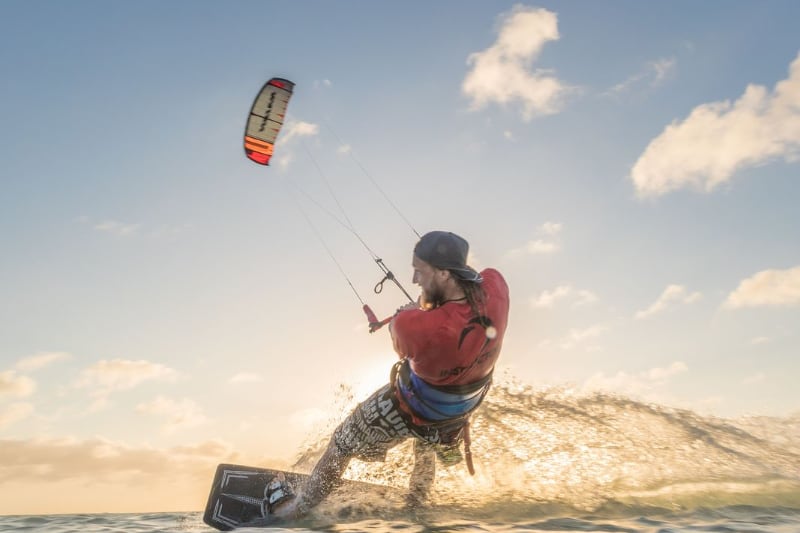 Encuentro de kitesurf abierto al público en la cabecera del lago Fagnano