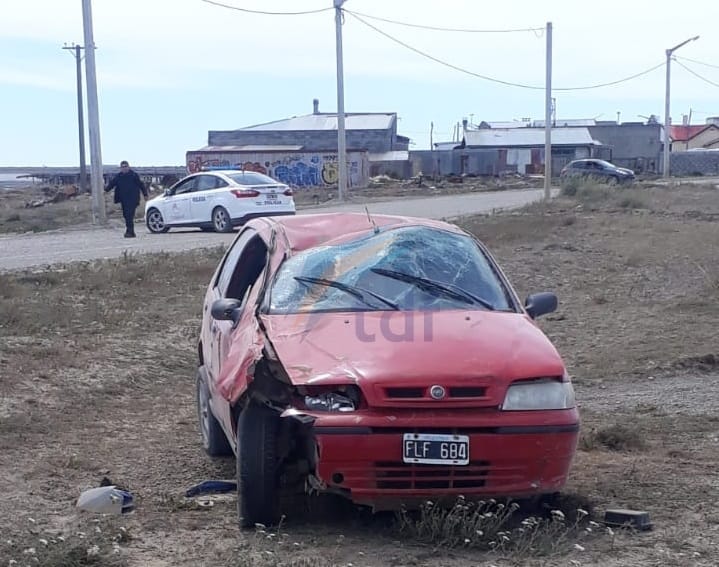 Volcó y dejó abandonado su vehículo en el lugar