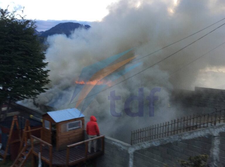 Una casa destruida por un incendio en Ushuaia