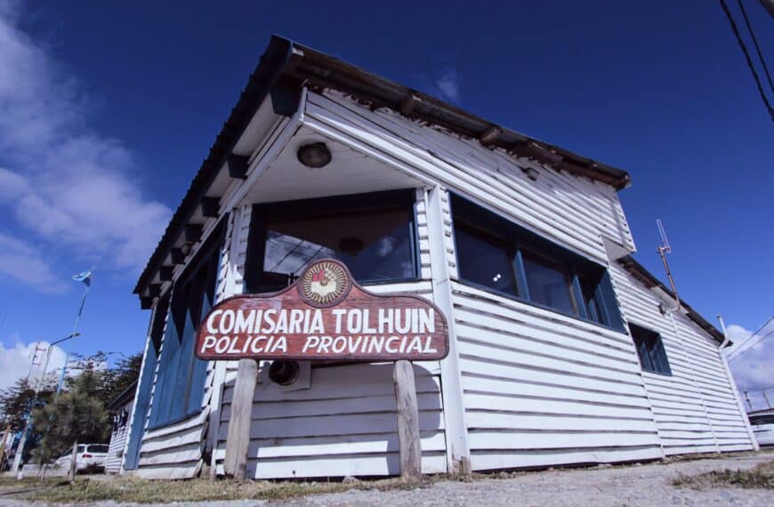 Un hombre fue aprehendido por causar daños en un local comercial y un vehículo