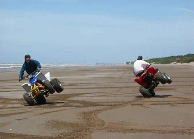 Recuerdan la prohibición de transitar con motos y cuatriciclos en la playa