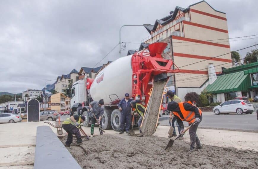 Hormigonaron el sector destinado a personas con movilidad reducida en la plaza Malvinas de Ushuaia