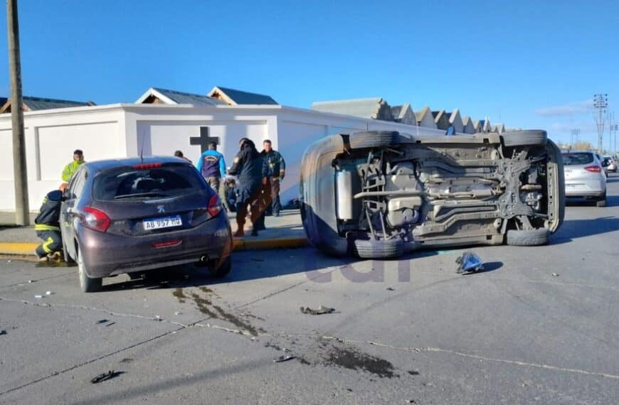 Violento choque y vuelco deja 4 heridos sobre calle Malvinas