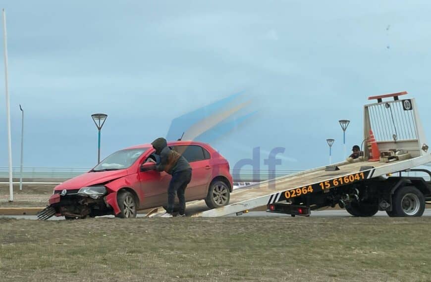 Un auto impactó un guardarrail frente al monumento de Malvinas de Río Grande