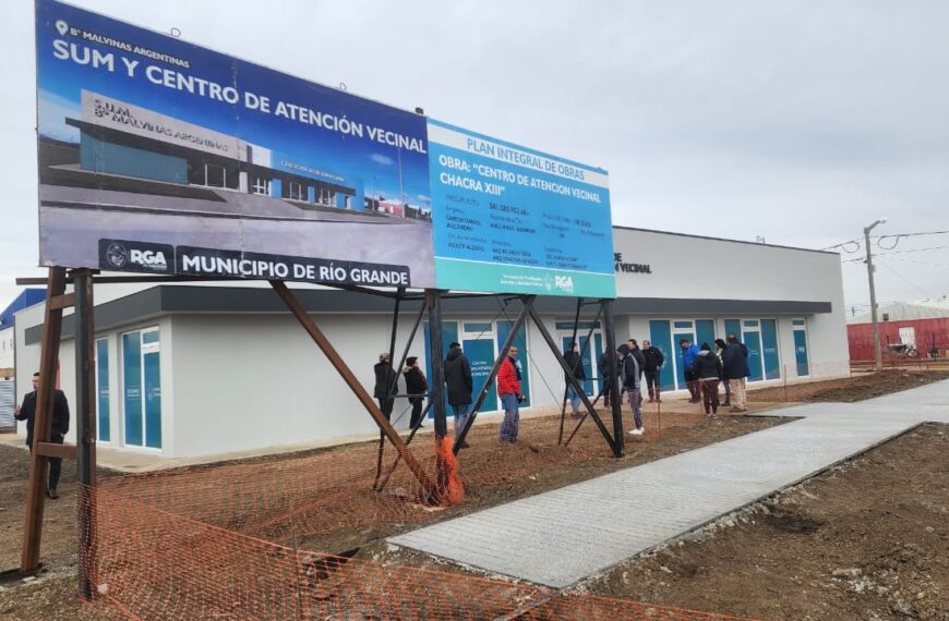 Pérez y vecinos recorrieron el nuevo Centro de Atención en el barrio Malvinas Argentinas