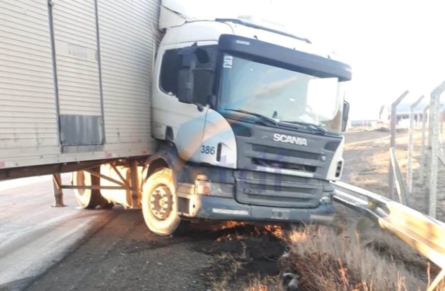 Un camión despistó sobre en la zona de circunvalación y chocó contra el guardarrail