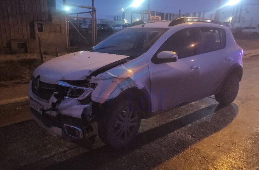 Una conductora despistó con su rodado e impactó seis vehículos estacionados