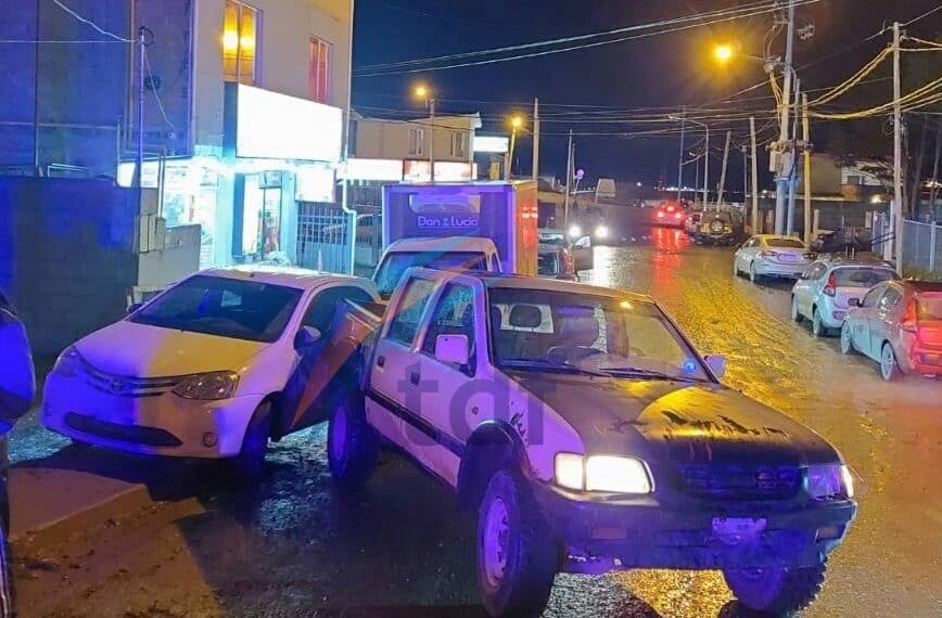 Conductor chocó contra un auto estacionado en Ushuaia