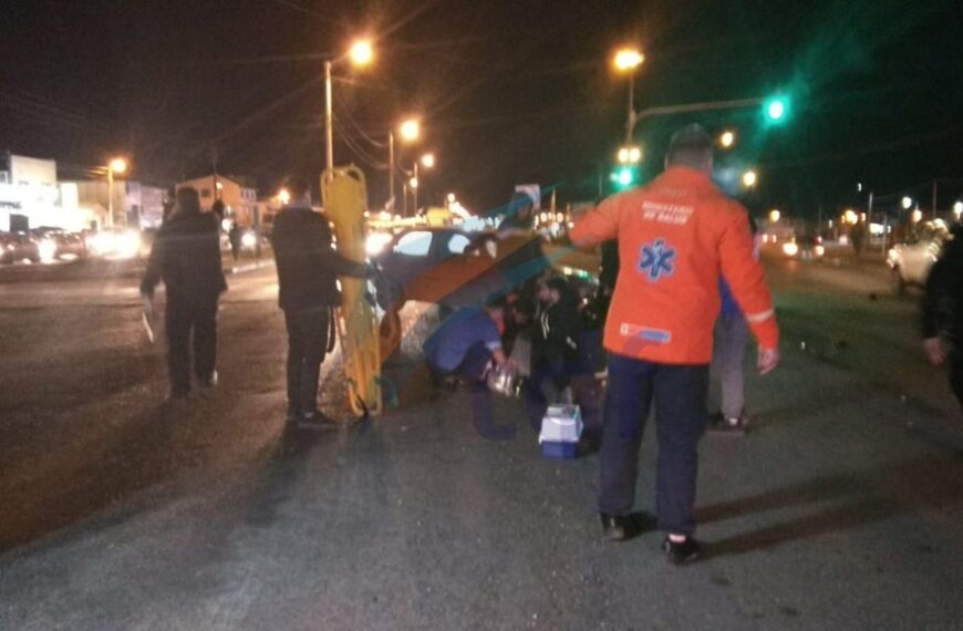 Un motociclista herido tras ser impactado por un auto