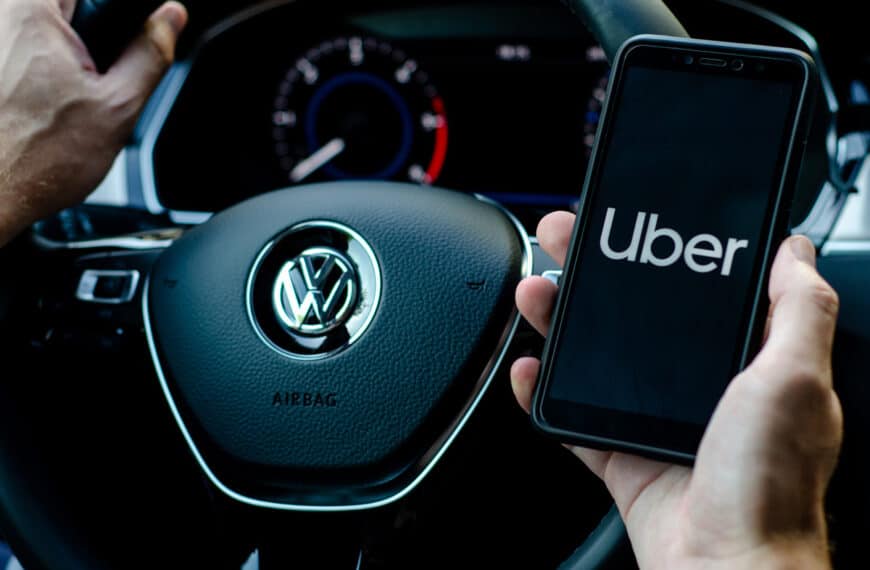 Pasajeros agredieron a un chofer de Uber en la madrugada