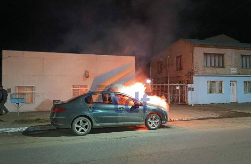 Incendio en un vehículo con importantes daños