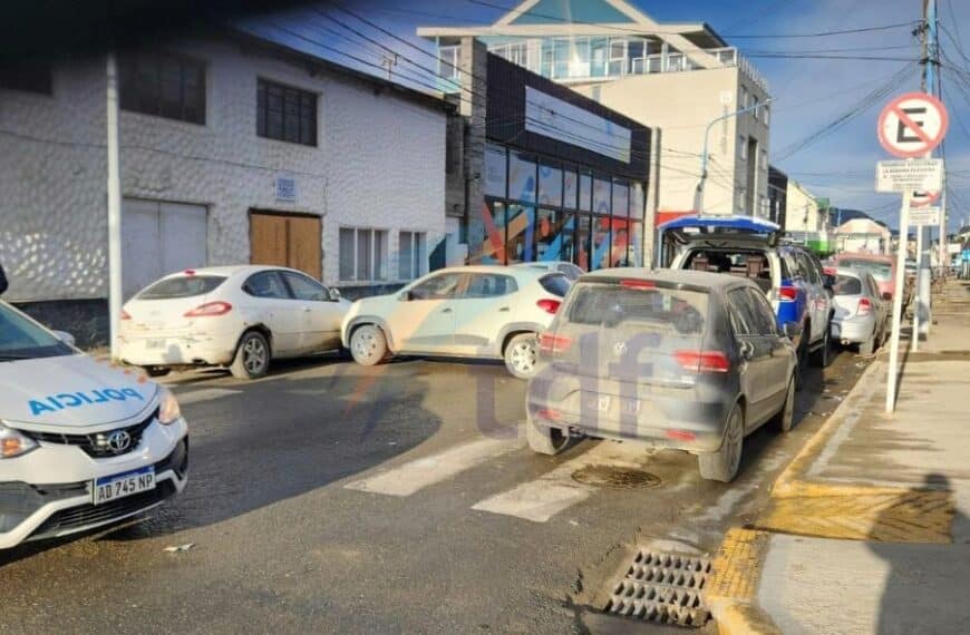 Conductor herido luego de un choque múltiple en la ciudad de Ushuaia
