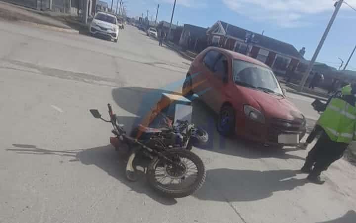 Un motociclista resultó lesionado luego del choque entre un auto y una moto