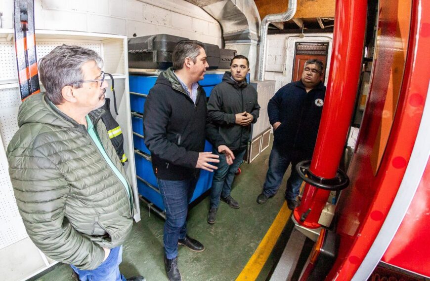 Martín Perez visitó el cuartel de Bomberos Voluntarios tras el arribo de nuevas unidades