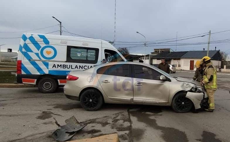 Violento impacto entre dos vehículos en la rotonda del barrio AGP