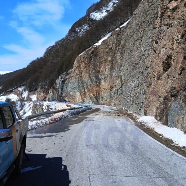 Corte en el paso Garibaldi por desprendimiento de rocas desde la montaña