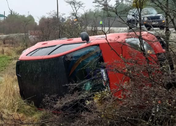 Un menor de edad fue trasladado al hospital luego de un vuelco sobre la ruta