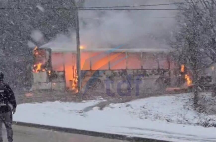 Incendio total de un colectivo de pasajeros en Ushuaia