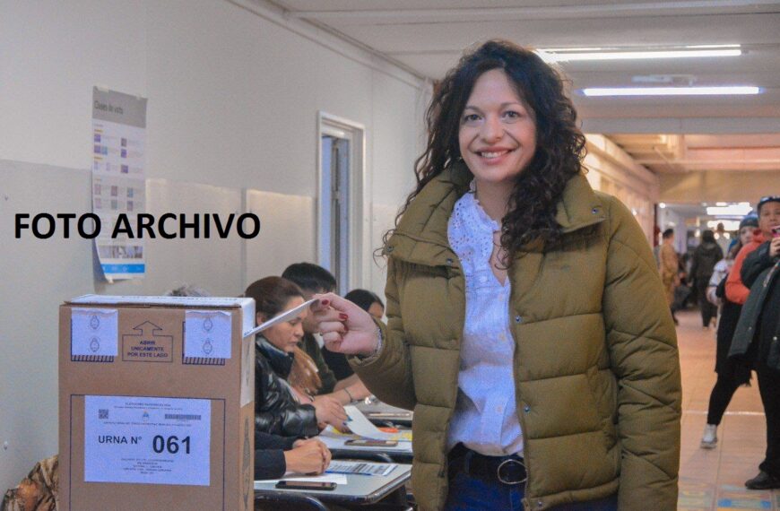Votó la concejal Laura Avila en Ushuaia y aún es una incógnita la concurrencia de Walter Vuoto